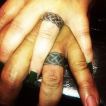Finger Ring Tri Pink Tattoo