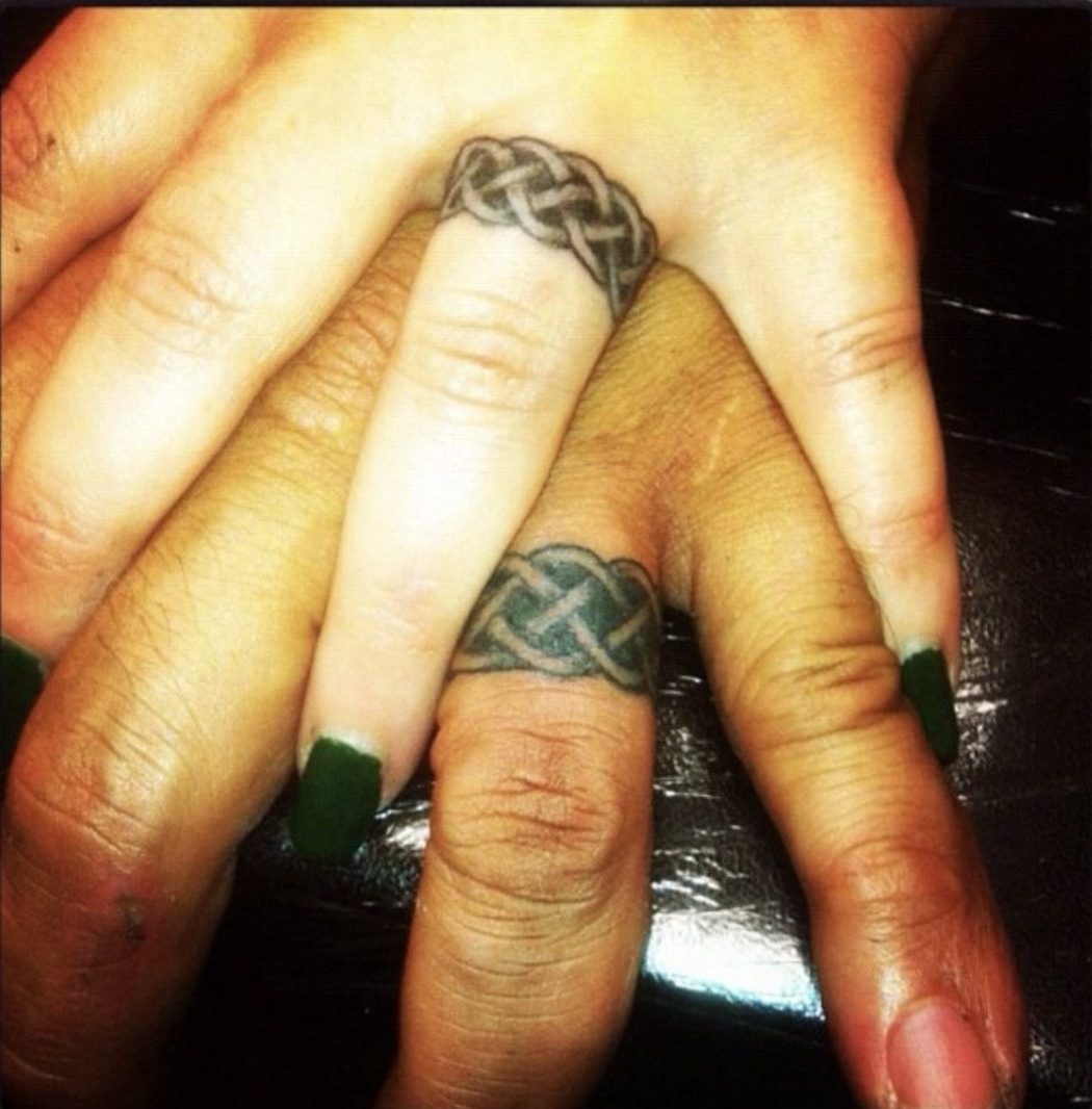 Finger Ring Tri Pink Tattoo